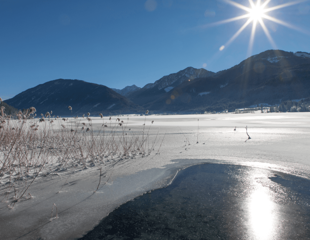 Bevroren Weissensee in Oostenrijk met bergen op de achtergrond