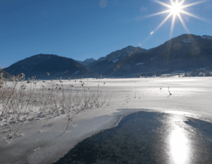 Bevroren Weissensee in Oostenrijk met bergen op de achtergrond