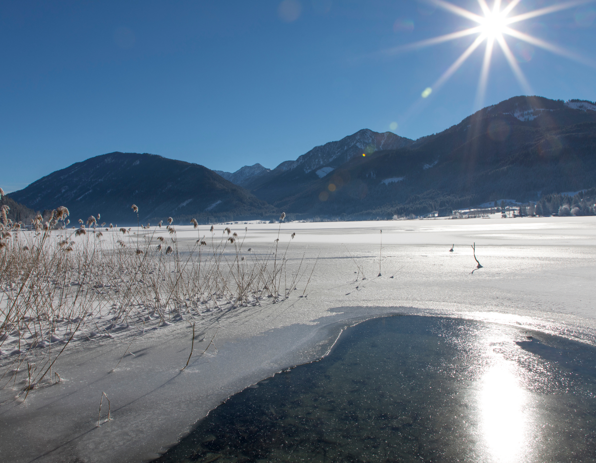Bevroren Weissensee in Oostenrijk met bergen op de achtergrond